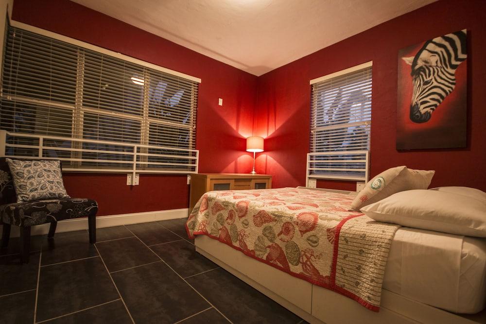 Beds n' Drinks Hostel