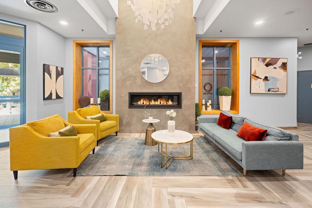 Alpenglow Lodge by MountainView