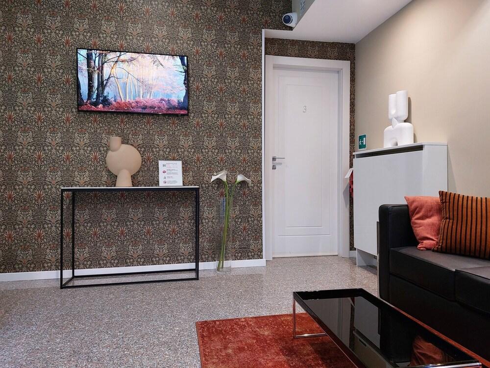 Monza City Rooms & Studios