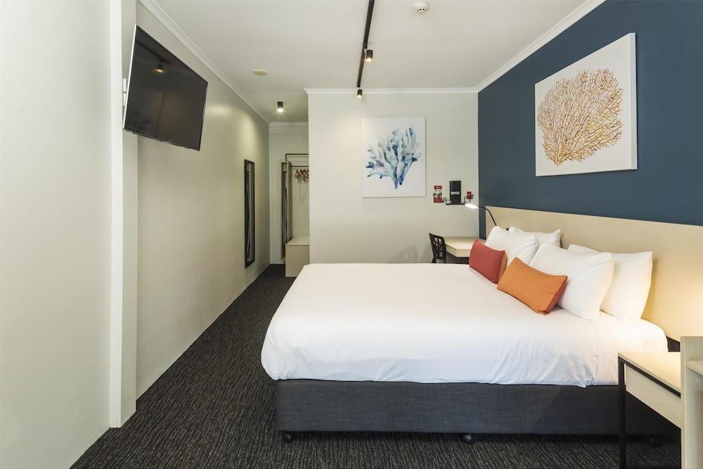 Nightcap at Edge Hill Tavern