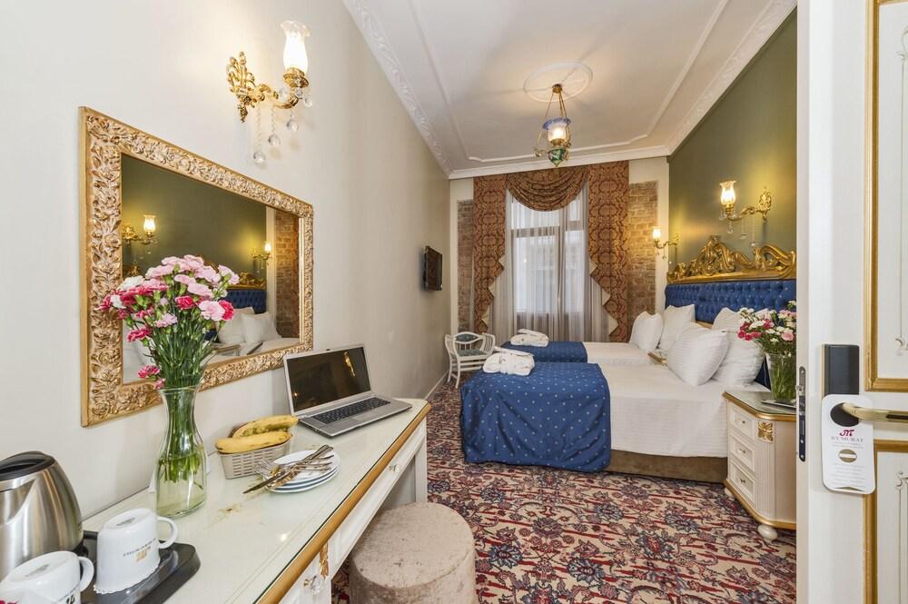 By Murat Crown Hotel