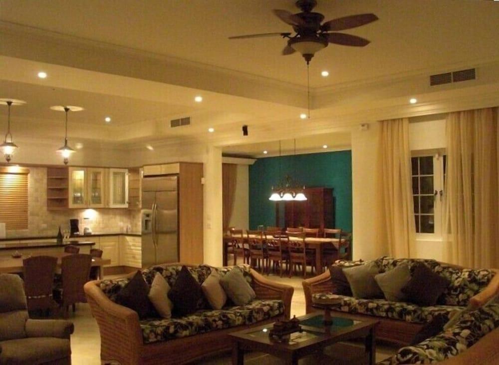 Walking to the Beach Villa