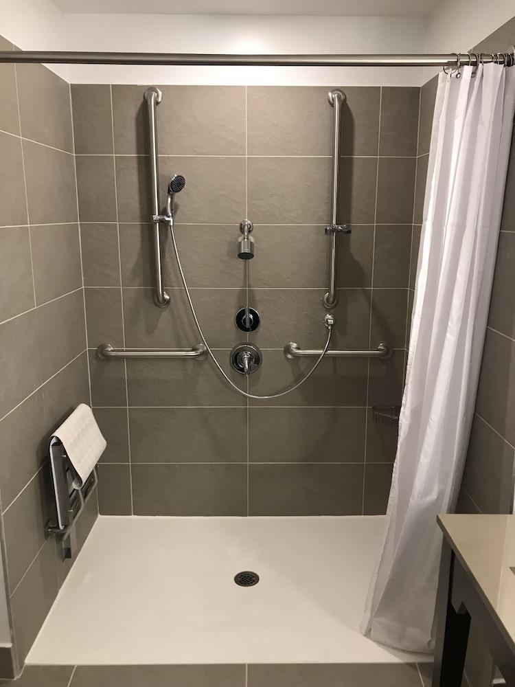 Country Inn & Suites by Radisson, Belleville, ON