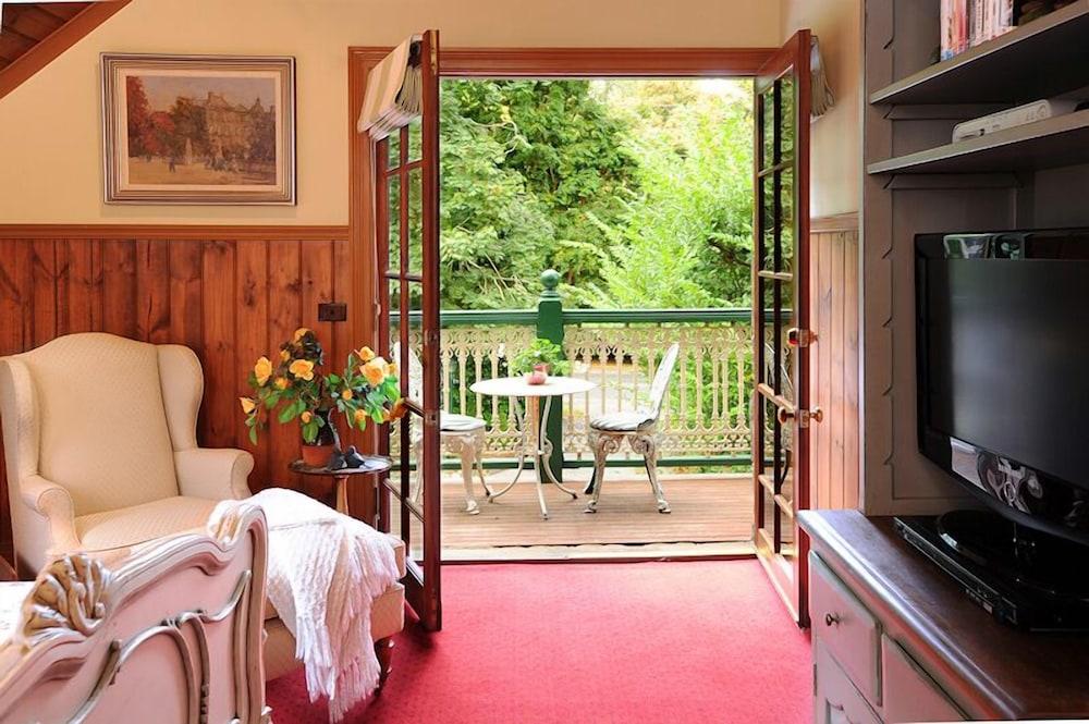 Mary Card's Coach House