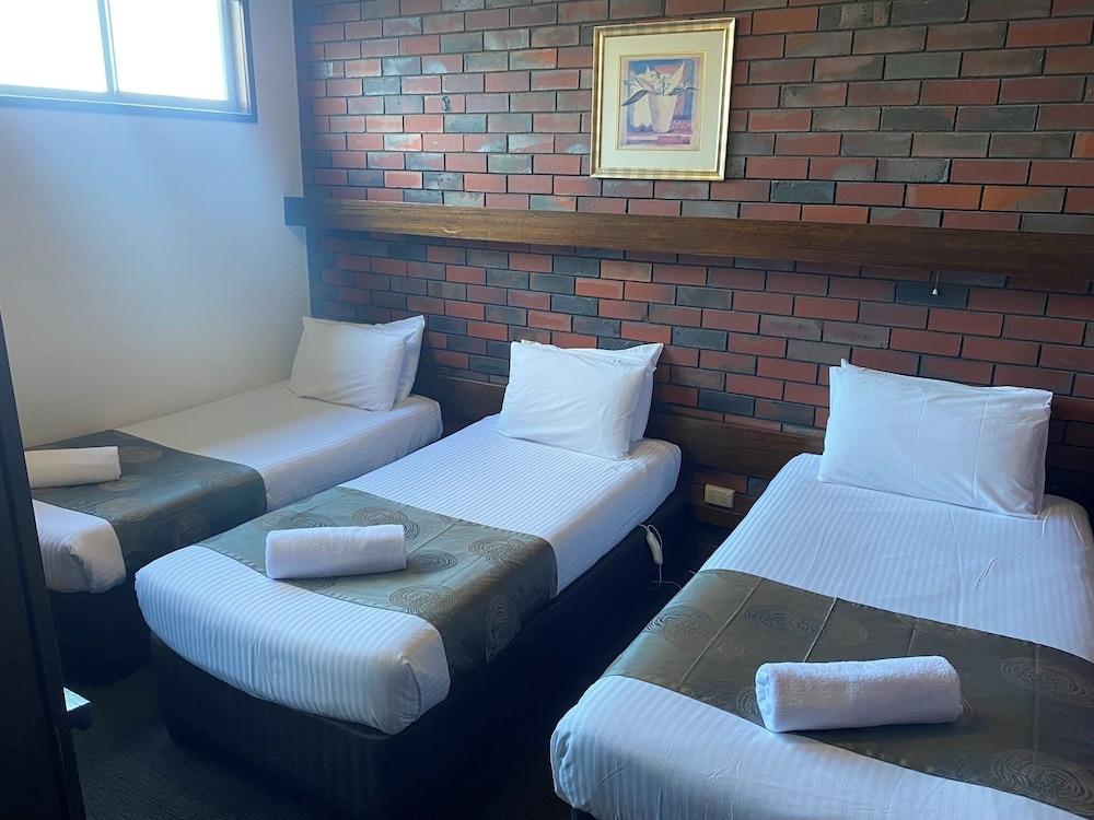 Hi Way Eight Motor Inn