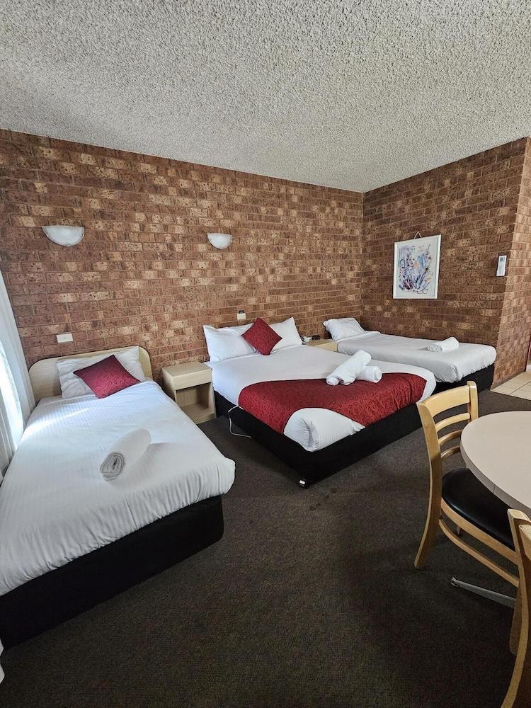 Courtyard Motor Inn