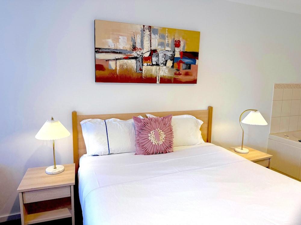 Beachcomber Motel And Apartments