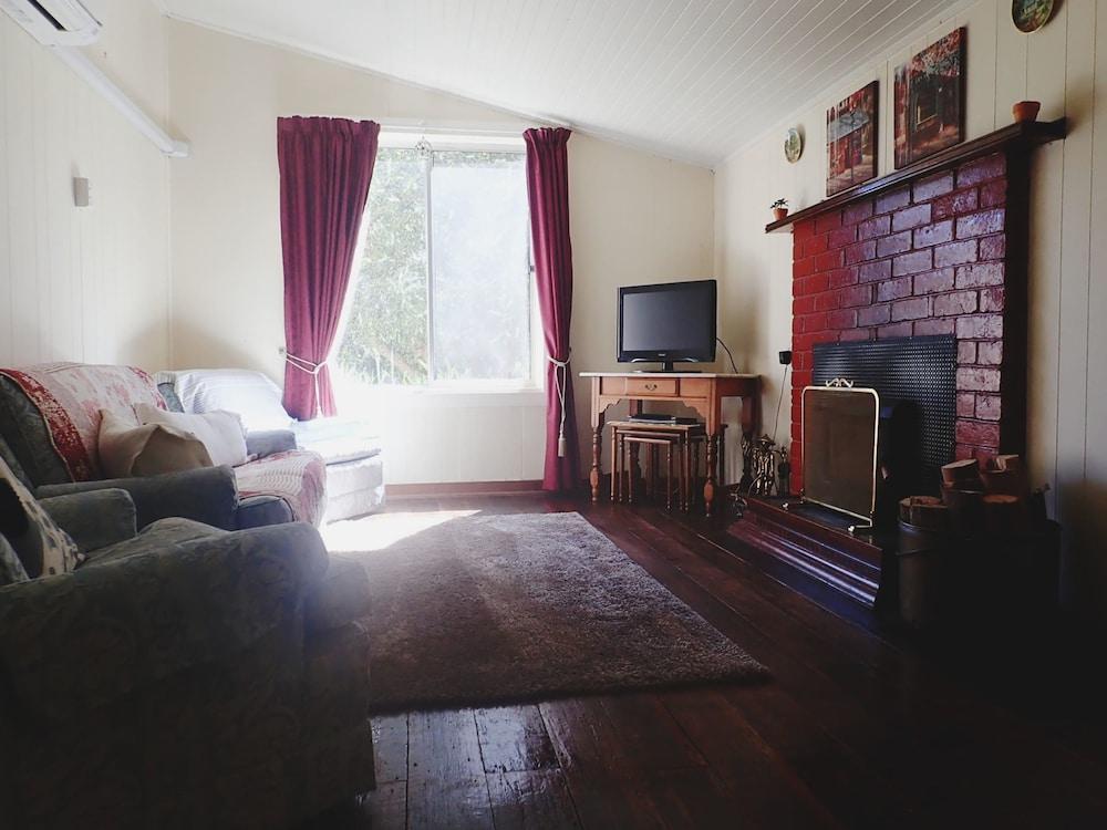 Glenbrook House and Cottage