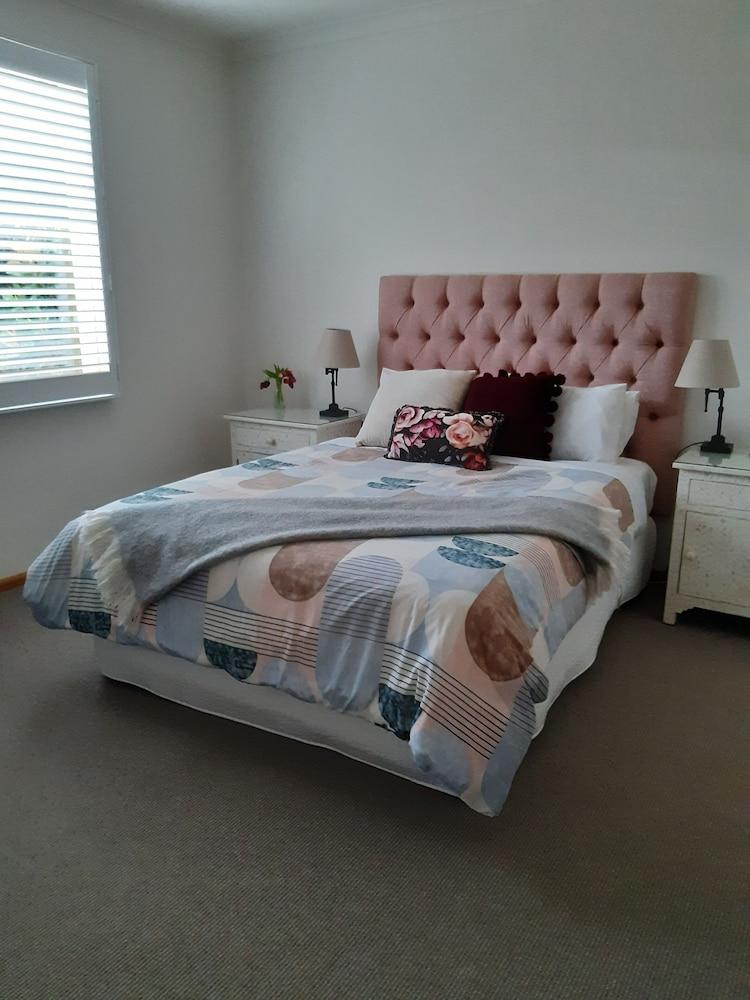 The Lakes Apartments