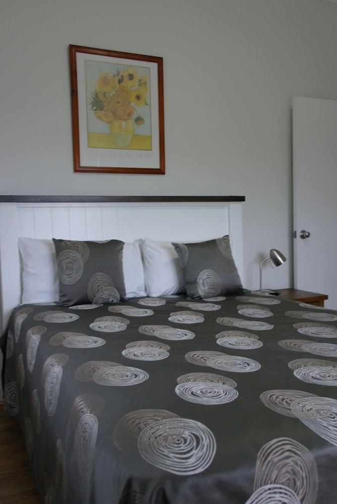 Hampton Court Apartments