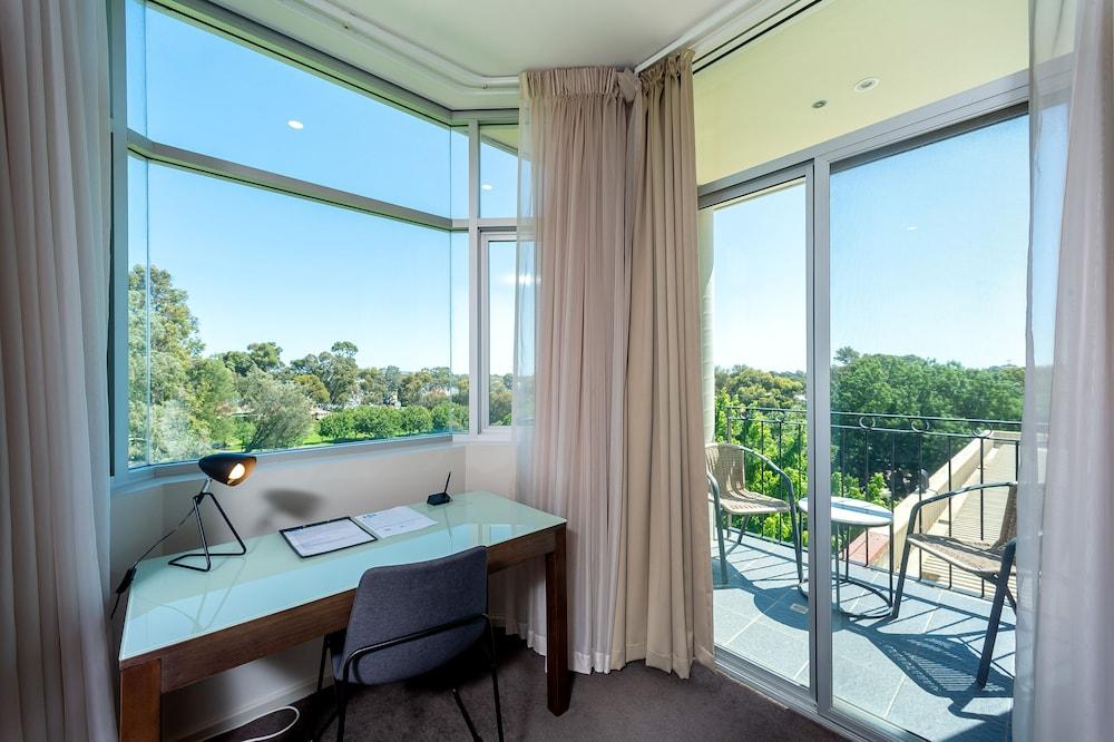 Sfera's Park Suites & Convention Centre