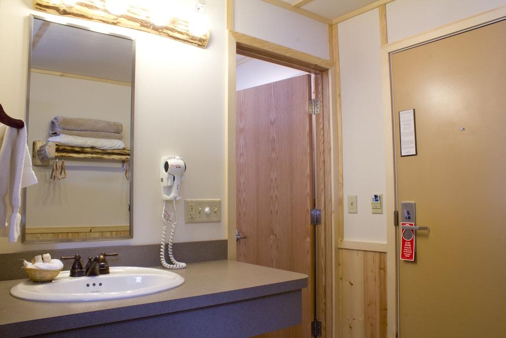 Lake Lodge Cabins - Inside the Park