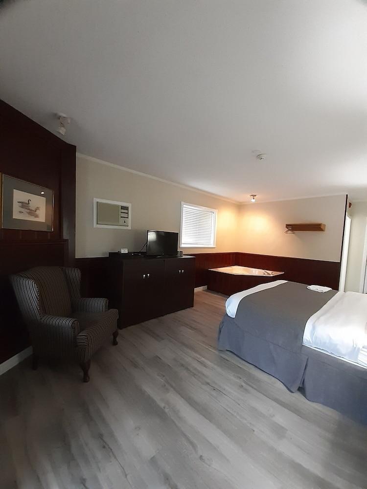 Algonquin Lakeside Inn