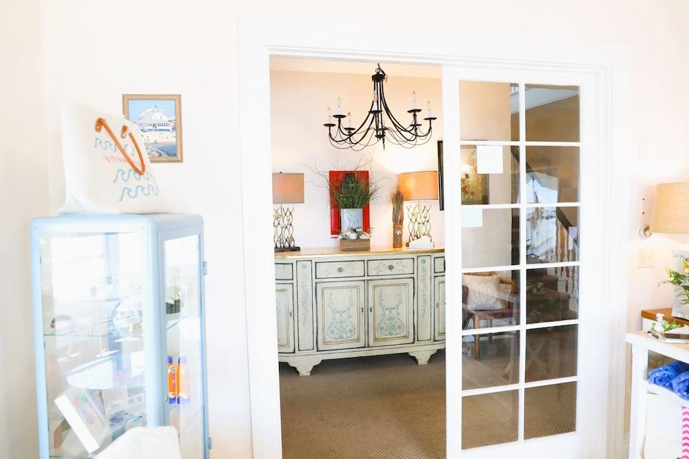 By the Sea Guests Bed & Breakfast & Suites