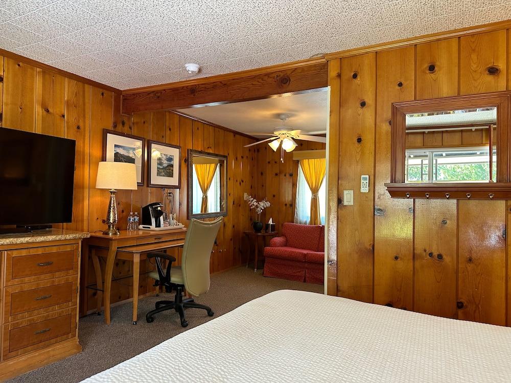 Piazza's Pine Cone Inn