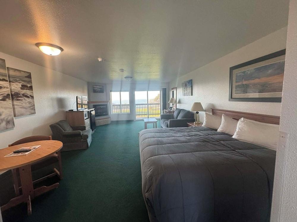 Sunset Oceanfront Lodging