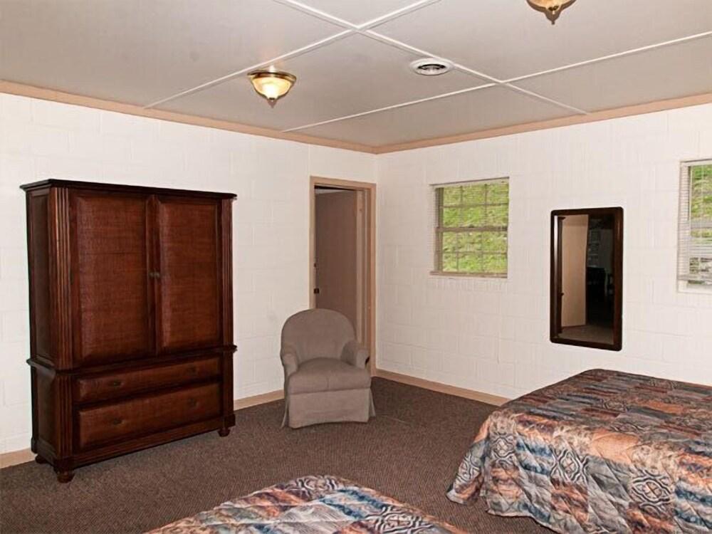 Lakeside Resort-Lakeside Cabins