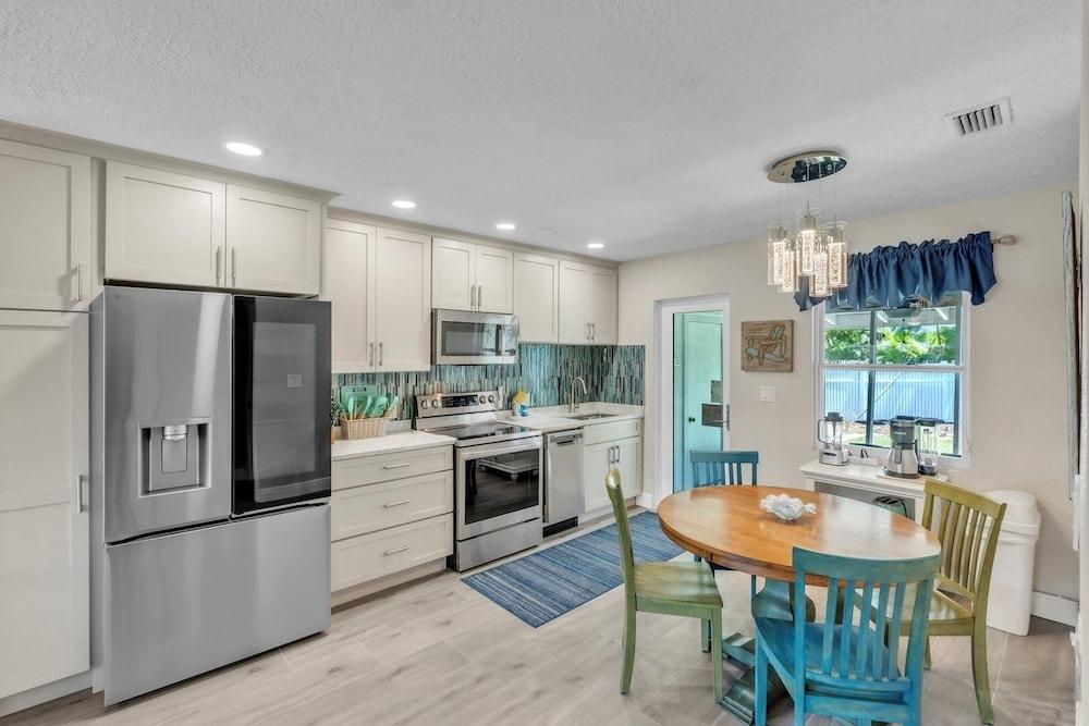 Seaduction Ami B 2 Bedroom Condo by RedAwning