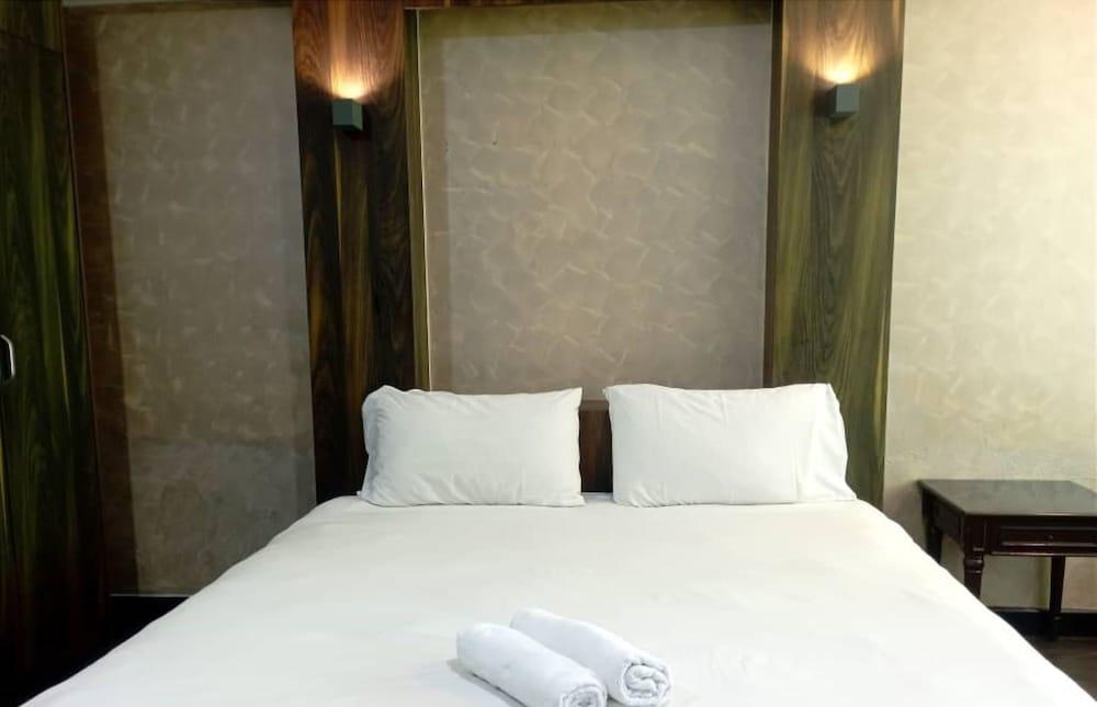 Alpine LXPD Full Seaview Water Chalet