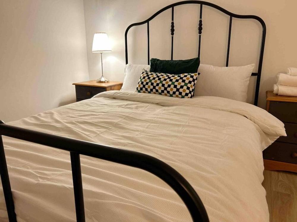 Essex 2-bed House nr Stanstead With Arcade Machine