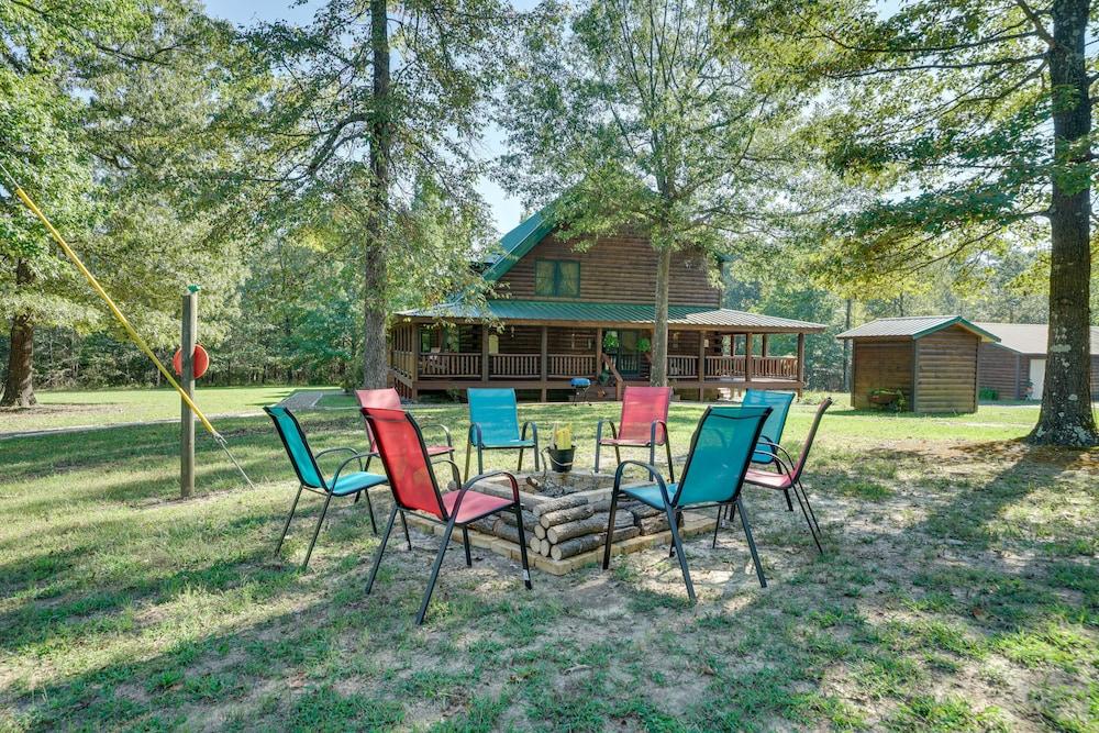 Secluded Broken Bow Cabin w/ Fire Pit and Deck!
