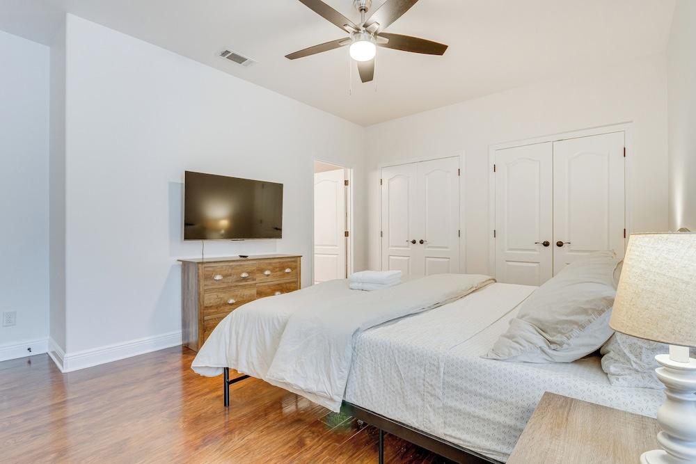 Charming Navarre Townhome: 5 Mi to Beach!