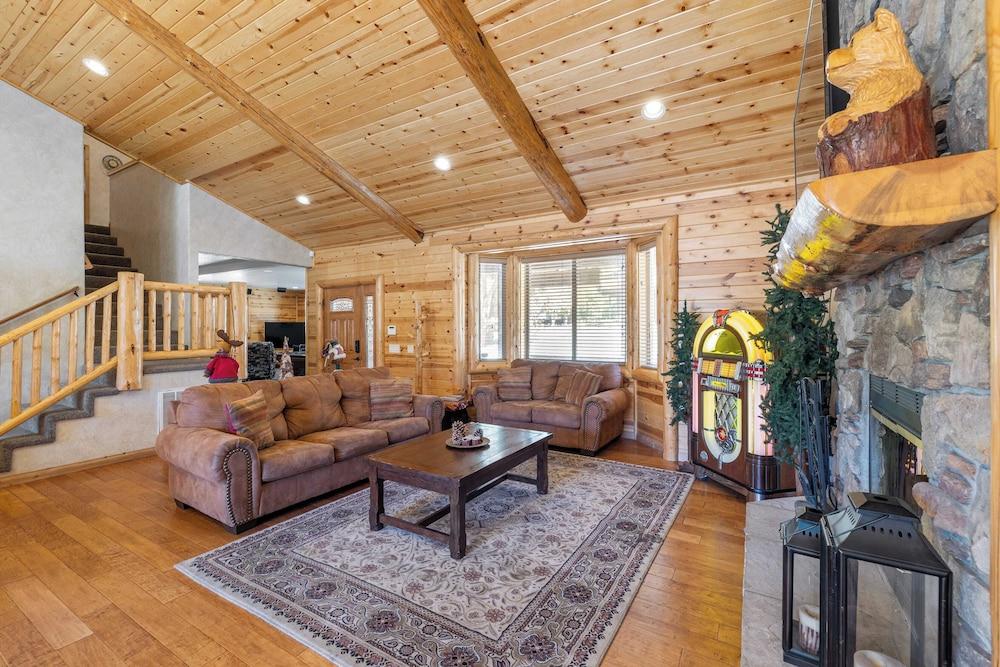Paw Print Hot Tub, Mountain Views, Game Room, 4mins to Ski Resort!