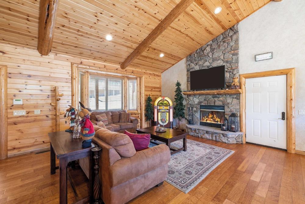 Paw Print Hot Tub, Mountain Views, Game Room, 4mins to Ski Resort!