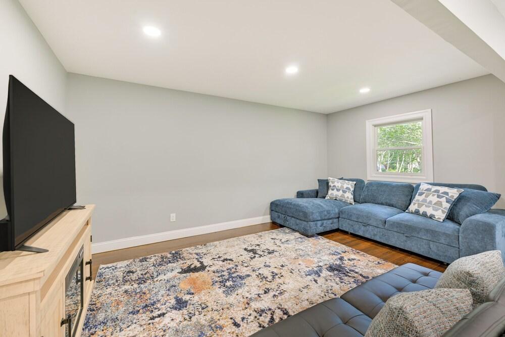 Hampton Bays Retreat: Walk to Squires Beach!