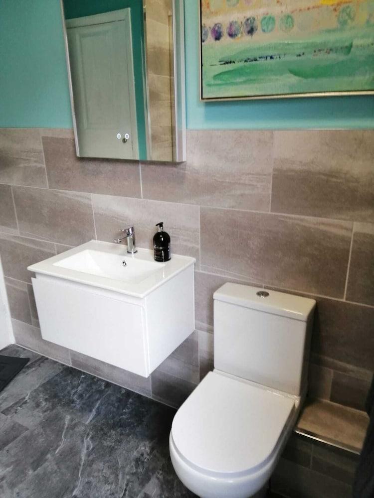 1 Bedroom - Sleeps 4 - Parking on Site