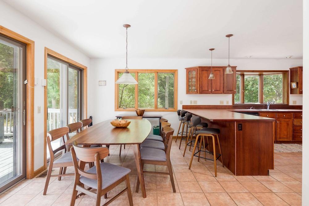 Meadowood Manor by Rovetravel Heated Pool