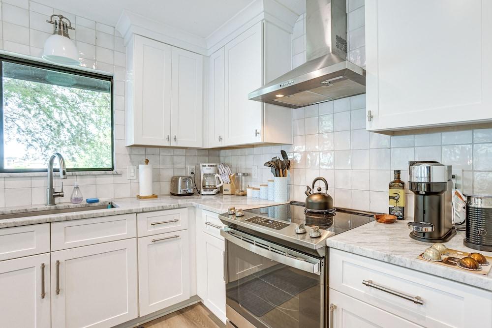 Willis Waterfront Home w/ Deck on Lake Conroe!