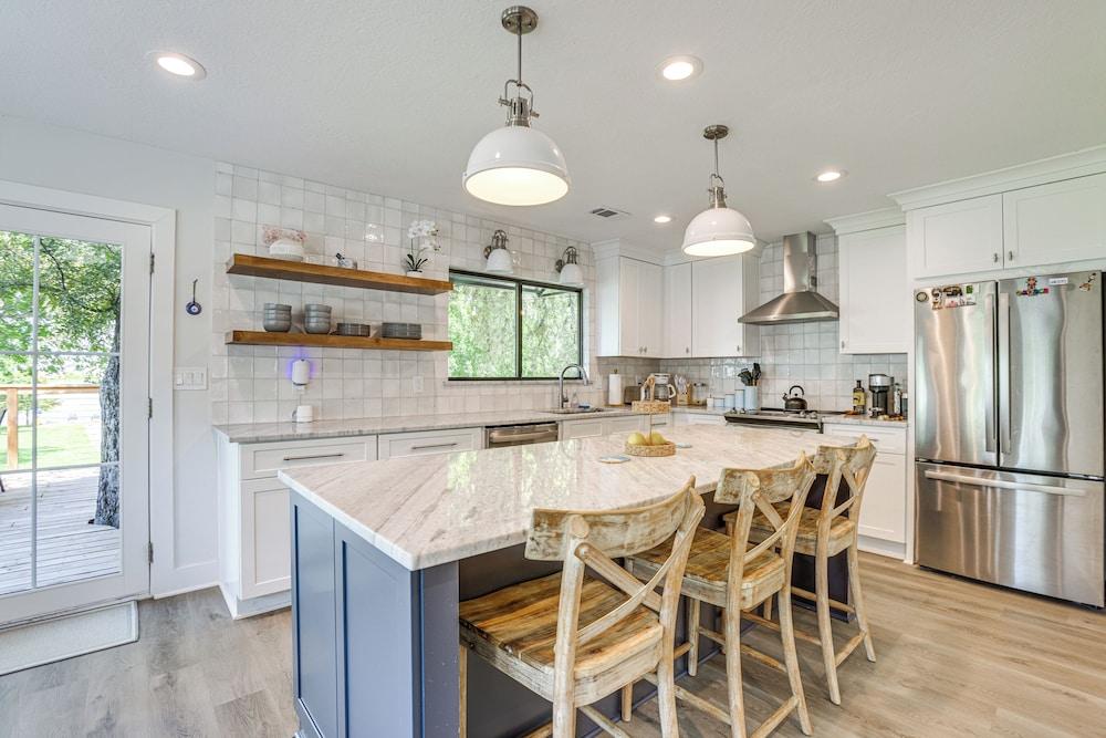 Willis Waterfront Home w/ Deck on Lake Conroe!