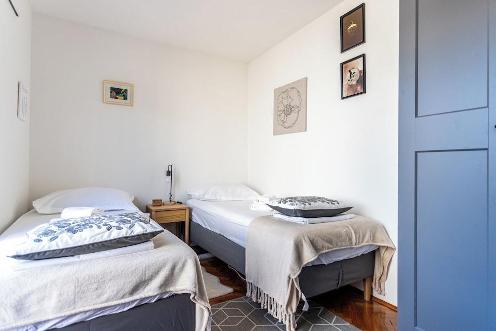 Apartment Zenta with terrace and sea view, 4 min walk to the beach