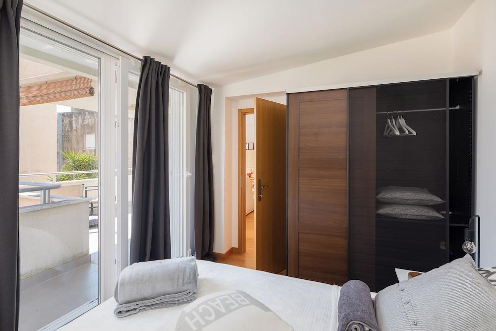 Apartment Zenta with terrace and sea view, 4 min walk to the beach