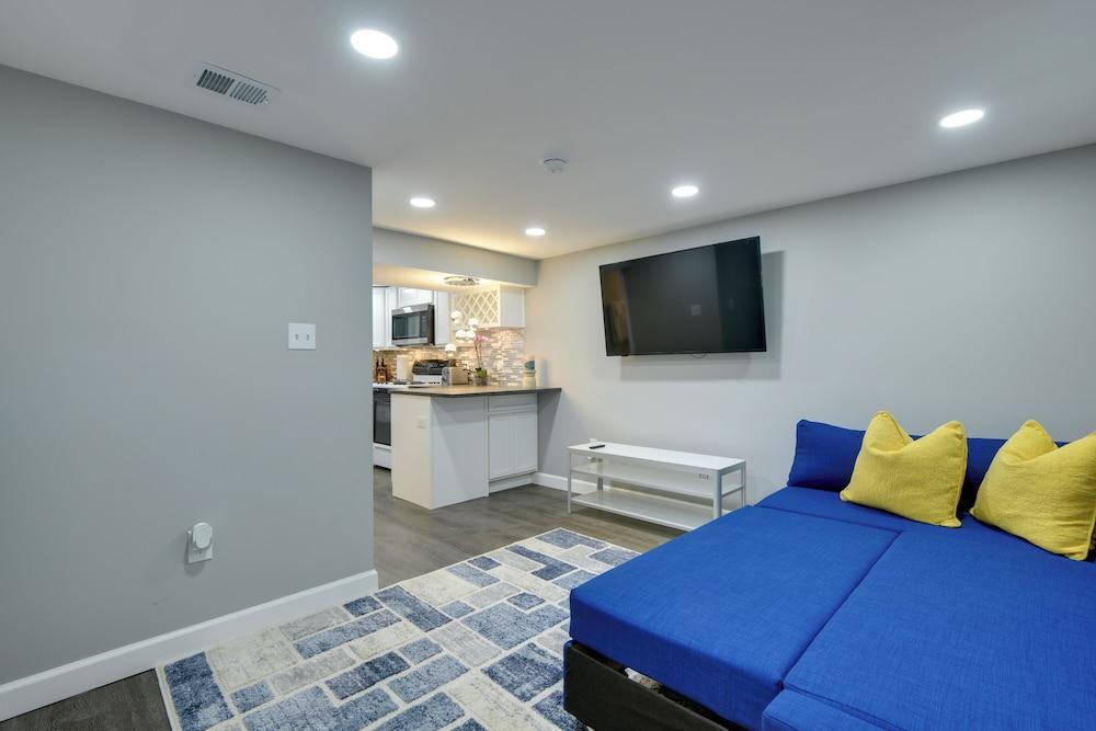 Convenient DC Studio Near Metro Stop!