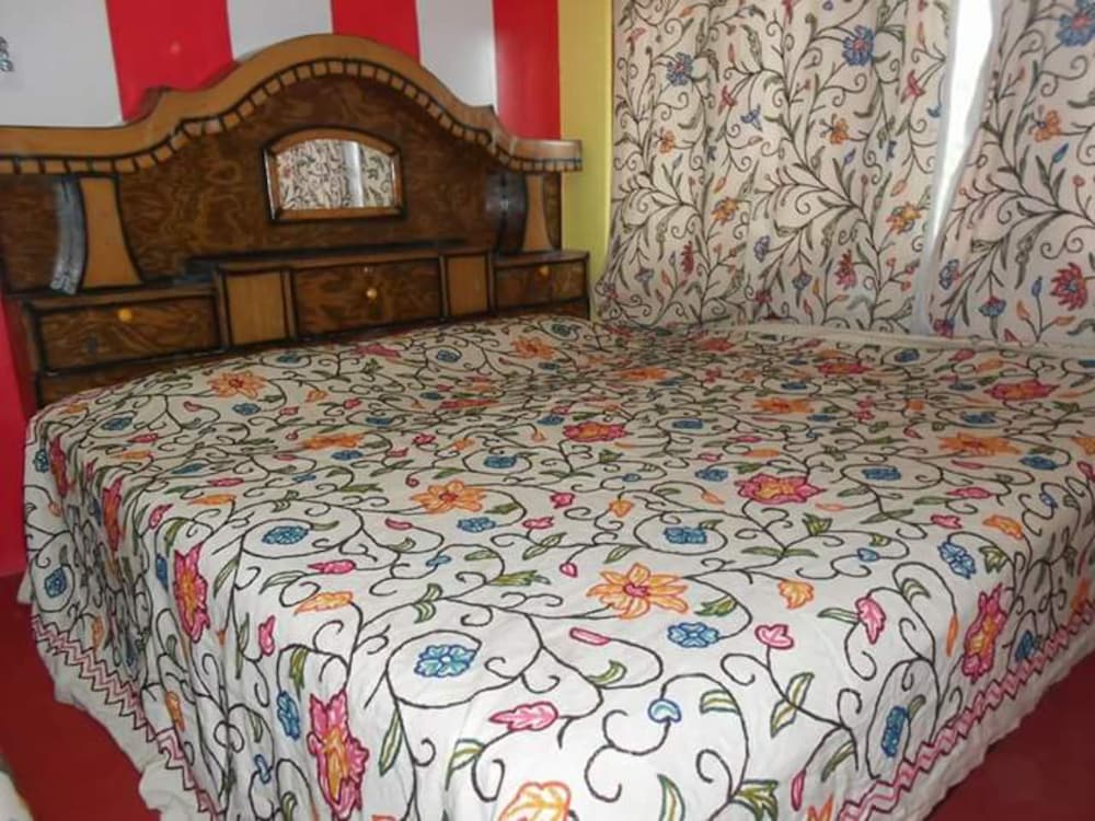 Goroomgo Rooma Srinagar