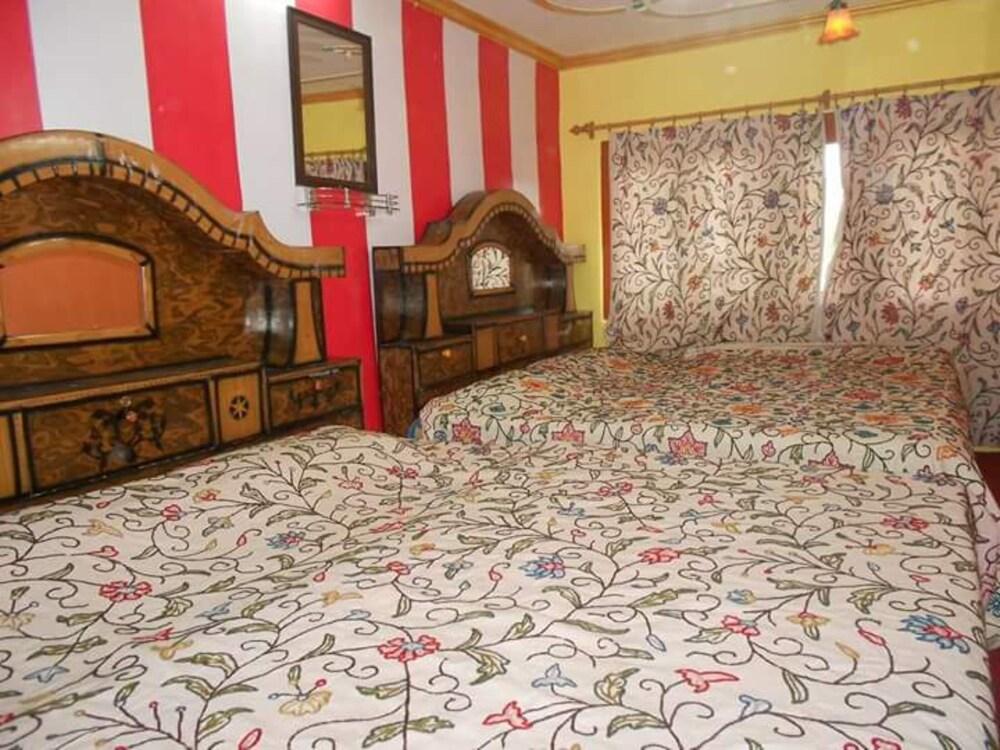 Goroomgo Rooma Srinagar