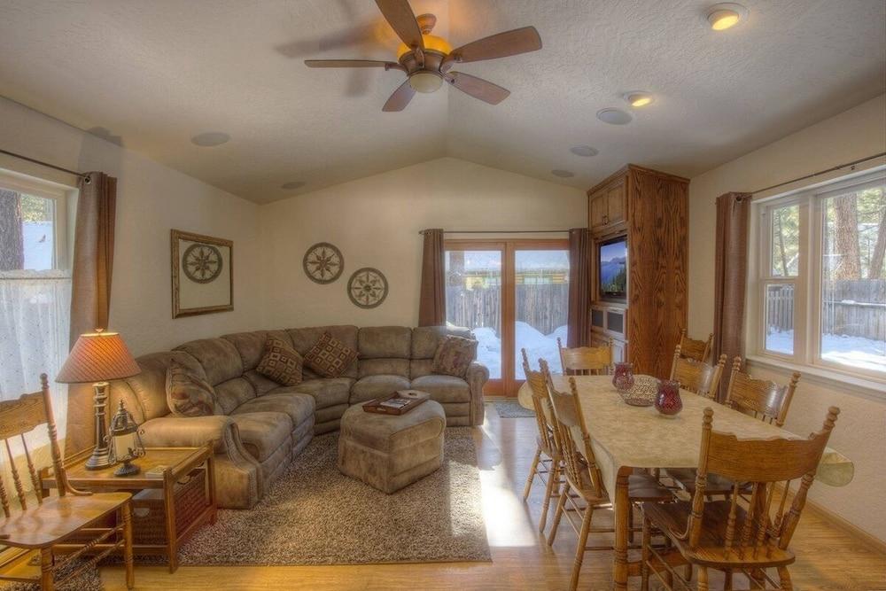 Breezy Pines Cabin 4 Bedroom Home by RedAwning