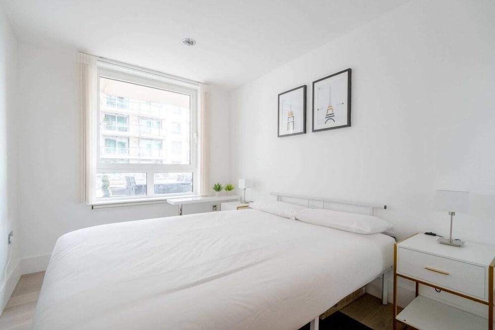 Central 2BD Flat w/ River View Balcony - Vauxhall!
