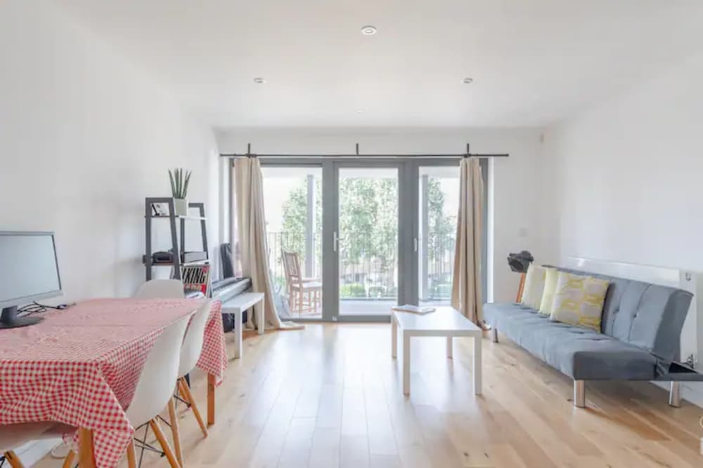 Vibrant 1BD Flat w/ Private Balcony, Camberwell!
