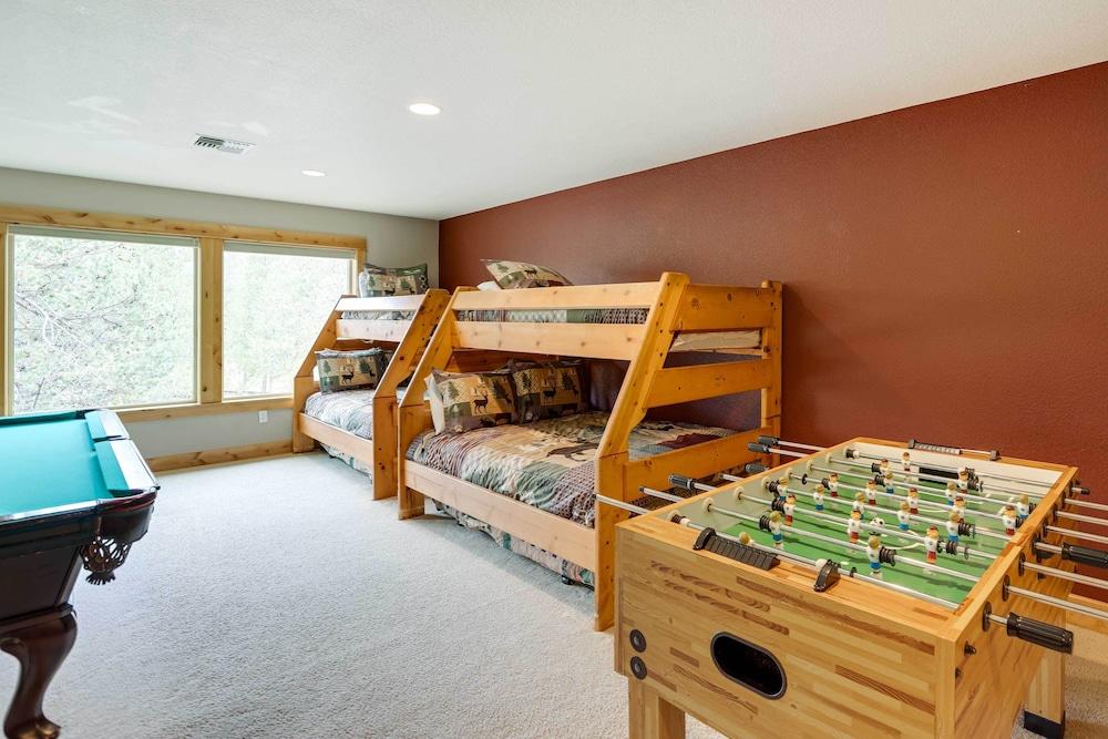 Private Pool & Hot Tub: Sunriver Retreat!