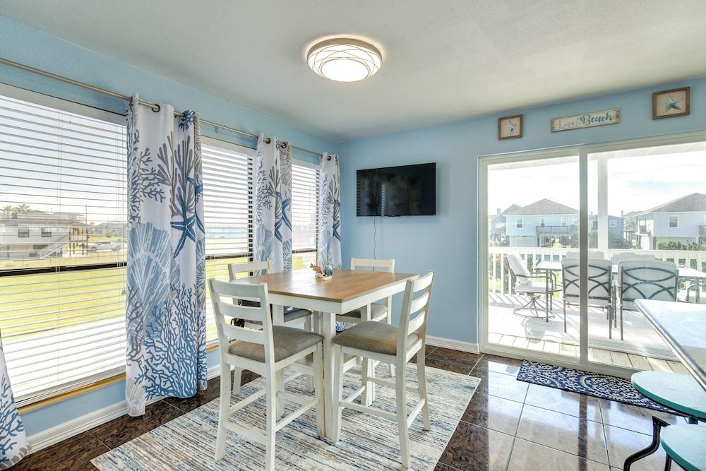 Walk to Beach: Family-friendly Galveston Home!