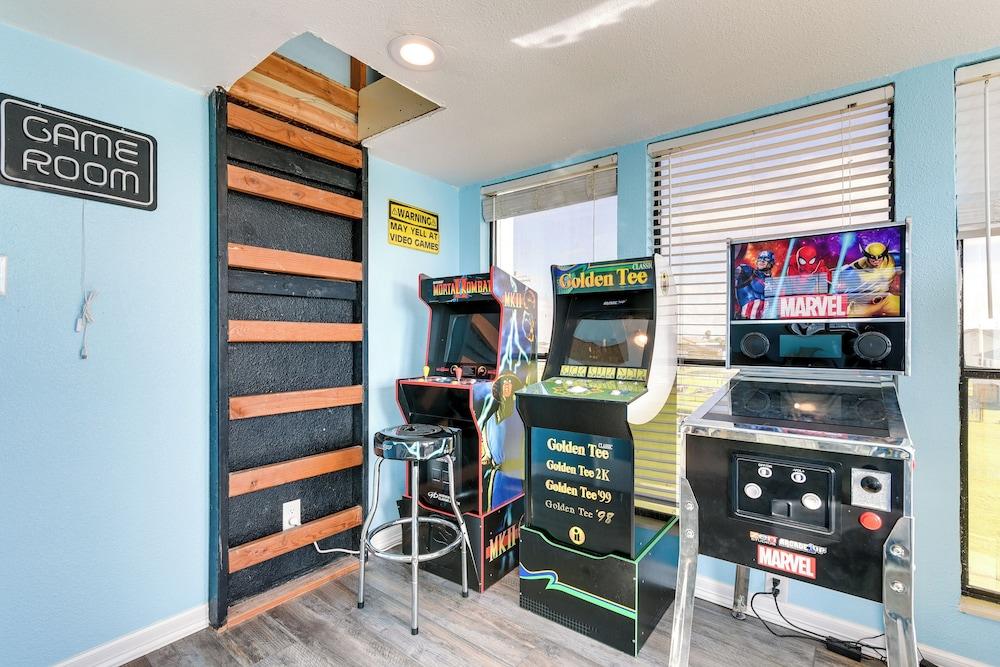 Walk to Beach: Family-friendly Galveston Home!