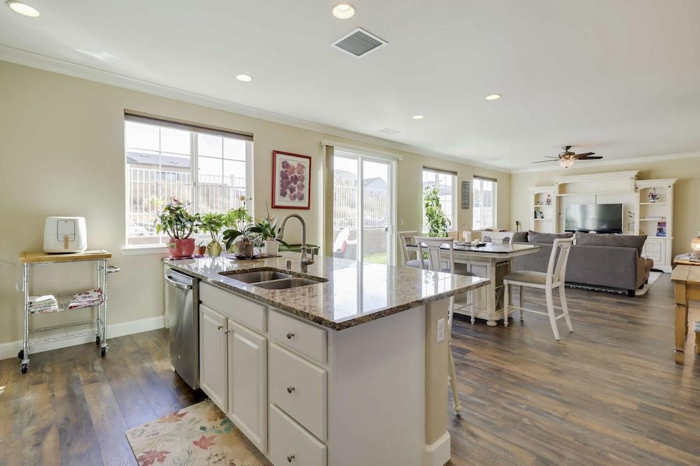 Reno Home ~ 7 Mi to Reno-sparks Convention Center!