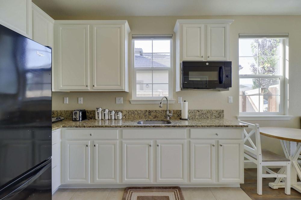 Desirable Reno Apartment: 15 Mi to Ski Slopes!