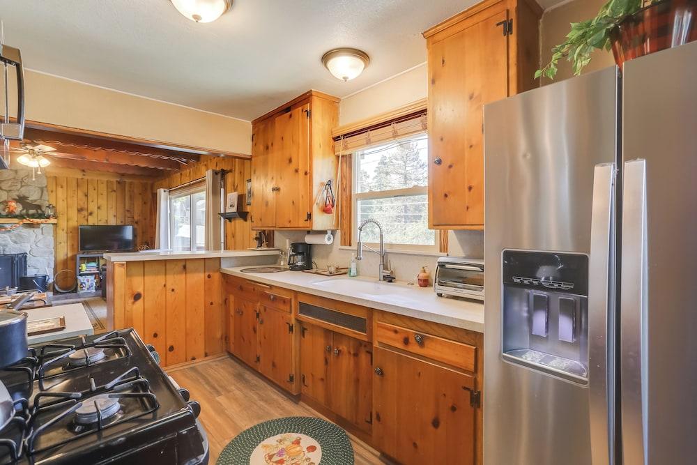 Crestline Cabin: Close to Lake Arrowhead & Skiing