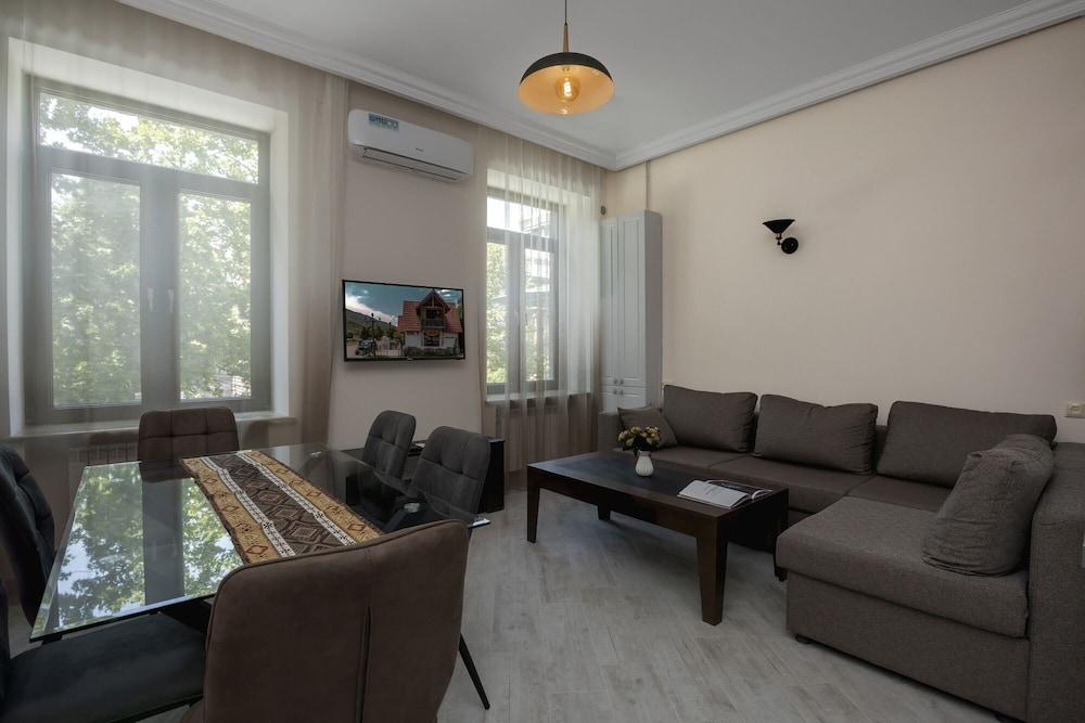 Stay in on Mashtots 16a-5