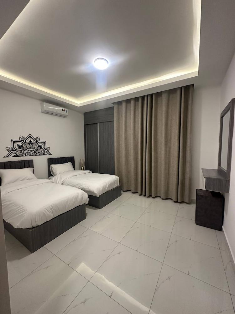 Cozy Home Near All Services - 21