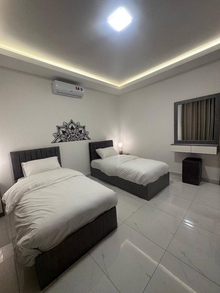 Cozy Home Near All Services 22